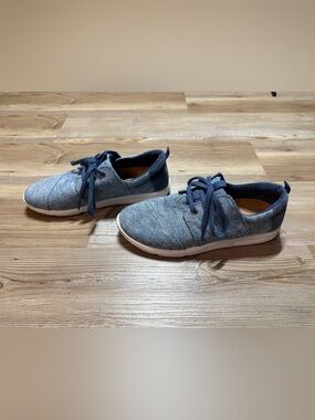TOMS Women's Del Rey sneakers in a blue slub chambray size 8.5
